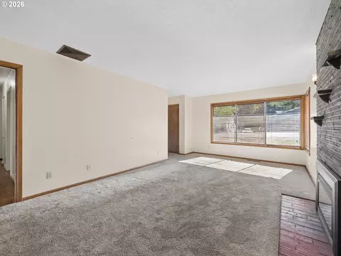 Living - 3673 Mapleton Dr, West Linn, OR 97068 photo 3 of 4