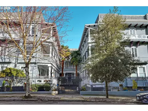 2127 NW Irving St #304, Portland, OR 97210