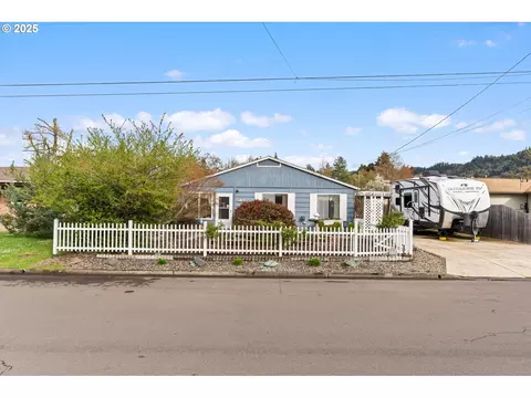 527 W Berdine St, Roseburg, OR 97471