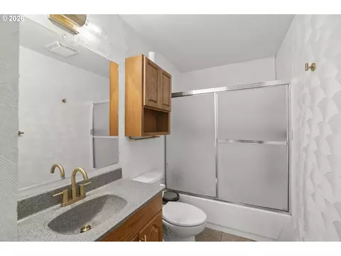 Bath - 382 S 46th St, Springfield, OR 97478 photo 3 of 4