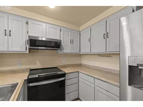 Kitchen - 382 S 46th St, Springfield, OR 97478 photo 3 of 3