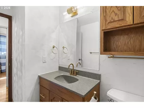 Bath - 382 S 46th St, Springfield, OR 97478 photo 4 of 4