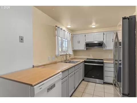 Kitchen - 382 S 46th St, Springfield, OR 97478 photo 1 of 3