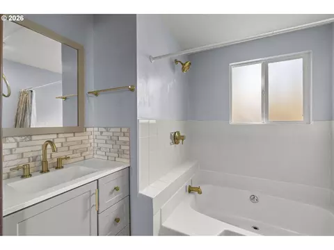 Bath - 382 S 46th St, Springfield, OR 97478 photo 1 of 4