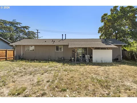 Exterior - 382 S 46th St, Springfield, OR 97478 photo 3 of 4