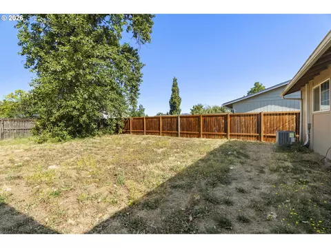 Exterior - 382 S 46th St, Springfield, OR 97478 photo 1 of 4