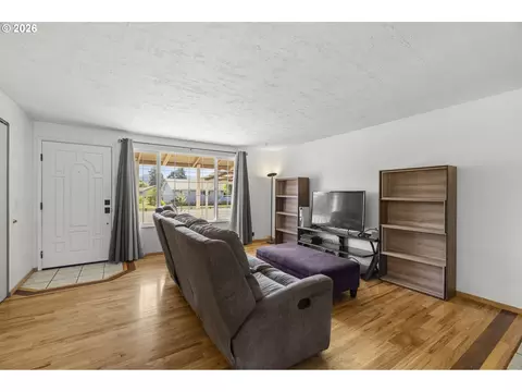 Living - 382 S 46th St, Springfield, OR 97478 photo 1 of 3