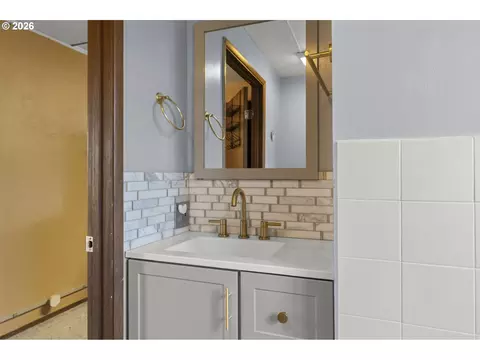 Bath - 382 S 46th St, Springfield, OR 97478 photo 2 of 4