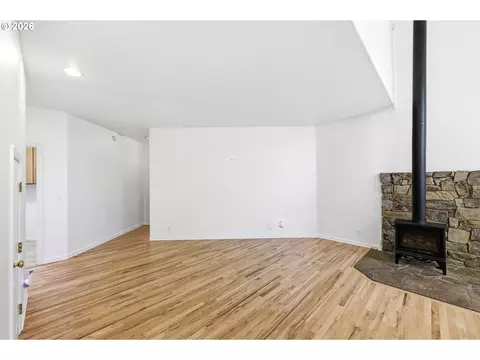 Living - 170 Daniel Dr, Eugene, OR 97404 photo 5 of 7