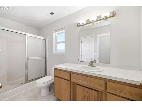 Bath - 170 Daniel Dr, Eugene, OR 97404 photo 3 of 3