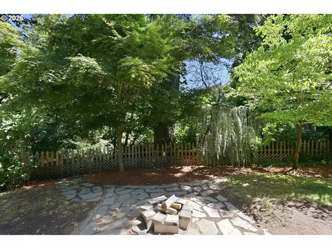 Exterior - 170 Daniel Dr, Eugene, OR 97404 photo 2 of 8