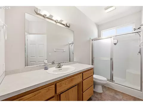 Bath - 170 Daniel Dr, Eugene, OR 97404 photo 2 of 3