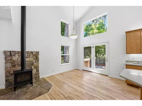 Living - 170 Daniel Dr, Eugene, OR 97404 photo 6 of 7