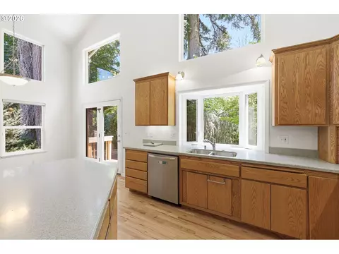Kitchen - 170 Daniel Dr, Eugene, OR 97404 photo 4 of 5