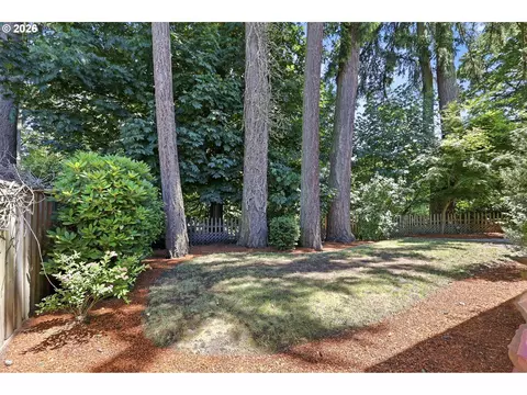 Exterior - 170 Daniel Dr, Eugene, OR 97404 photo 6 of 8