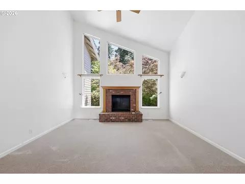Living - 170 Daniel Dr, Eugene, OR 97404 photo 1 of 7