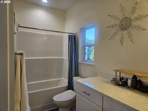 Bath - 87932 Limpit Ln, Florence, OR 97439 photo 5 of 6