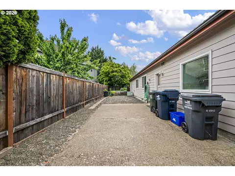 Exterior - 2101 Kingfisher Way, Eugene, OR 97401 photo 9 of 11