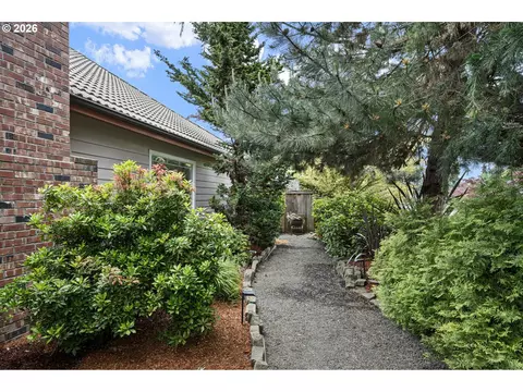 Exterior - 2101 Kingfisher Way, Eugene, OR 97401 photo 8 of 11