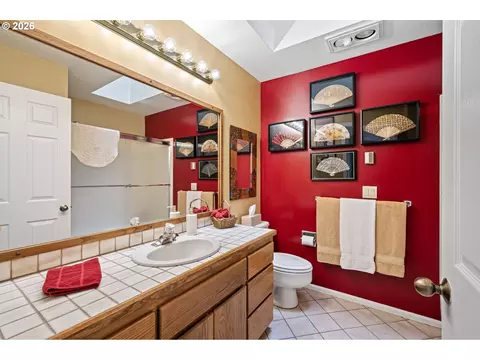 Bath - 2101 Kingfisher Way, Eugene, OR 97401 photo 1 of 3