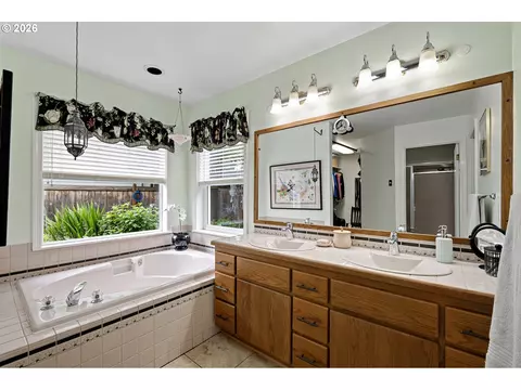 Bath - 2101 Kingfisher Way, Eugene, OR 97401 photo 3 of 3