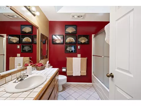 Bath - 2101 Kingfisher Way, Eugene, OR 97401 photo 2 of 3