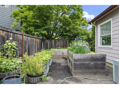 Exterior - 2101 Kingfisher Way, Eugene, OR 97401 photo 11 of 11
