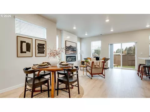 Dining - 2449 SW 39th St, Gresham, OR 97080 photo 2 of 3