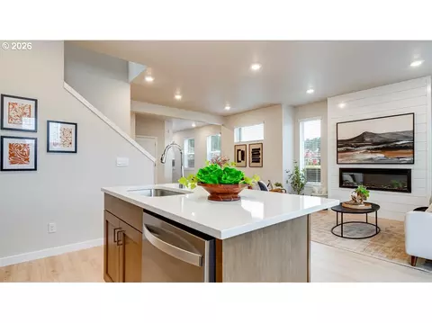 Kitchen - 2449 SW 39th St, Gresham, OR 97080 photo 3 of 4