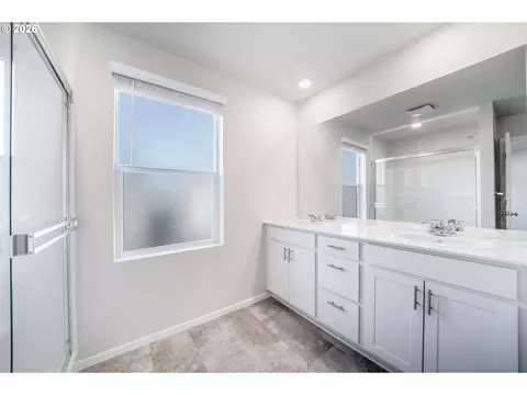 Bath - 2982 T St, Springfield, OR 97477 photo 5 of 6