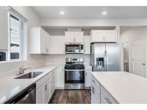 Kitchen - 2982 T St, Springfield, OR 97477 photo 3 of 5