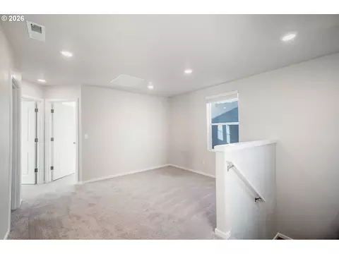 Entry Way - 2982 T St, Springfield, OR 97477 photo 3 of 6
