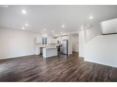 Living - 2982 T St, Springfield, OR 97477 photo 3 of 4