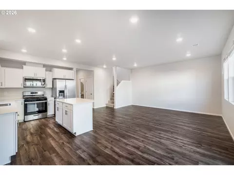 Kitchen - 2982 T St, Springfield, OR 97477 photo 2 of 5