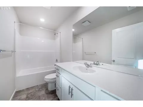 Bath - 2982 T St, Springfield, OR 97477 photo 2 of 6