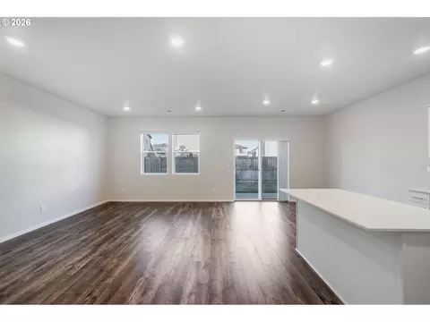Living - 2982 T St, Springfield, OR 97477 photo 2 of 4