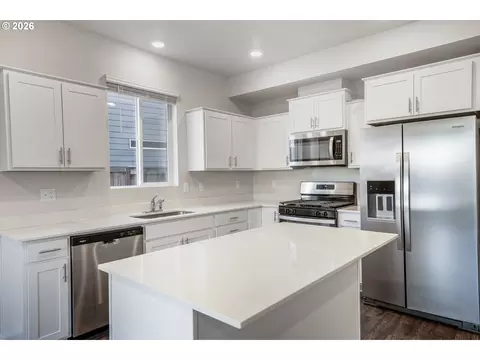 Kitchen - 2982 T St, Springfield, OR 97477 photo 4 of 5