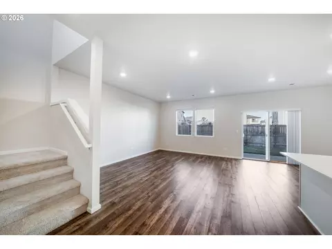Living - 2982 T St, Springfield, OR 97477 photo 1 of 4