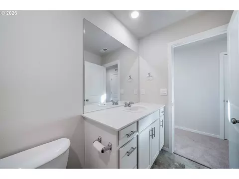 Bath - 2982 T St, Springfield, OR 97477 photo 3 of 6