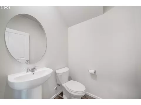 Bath - 2982 T St, Springfield, OR 97477 photo 1 of 6