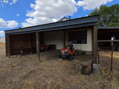 Exterior - 68883 Loop Dr, Hines, OR 97738 photo 7 of 8