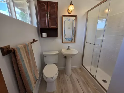 Bath - 68883 Loop Dr, Hines, OR 97738 photo 1 of 1