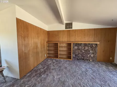 Living - 68883 Loop Dr, Hines, OR 97738 photo 2 of 4