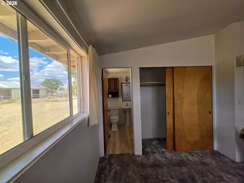 Bedroom - 68883 Loop Dr, Hines, OR 97738 photo 5 of 5