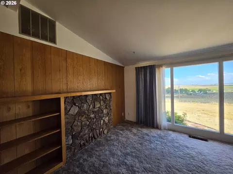 Living - 68883 Loop Dr, Hines, OR 97738 photo 3 of 4