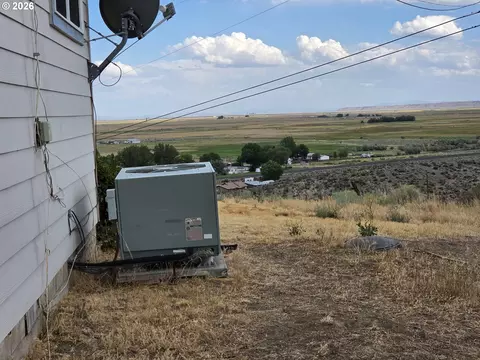 Exterior - 68883 Loop Dr, Hines, OR 97738 photo 5 of 8