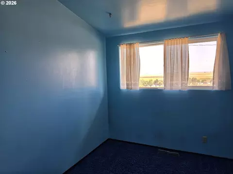 Bedroom - 68883 Loop Dr, Hines, OR 97738 photo 2 of 5