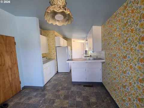 Kitchen - 68883 Loop Dr, Hines, OR 97738 photo 2 of 2