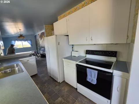 Kitchen - 68883 Loop Dr, Hines, OR 97738 photo 1 of 2
