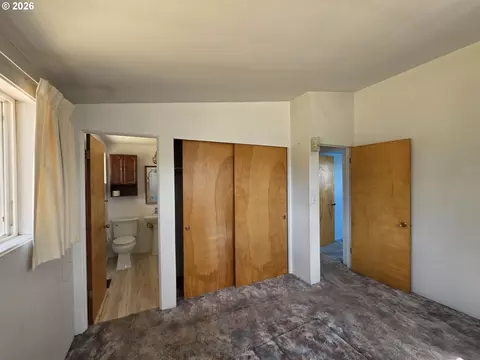 Bedroom - 68883 Loop Dr, Hines, OR 97738 photo 4 of 5
